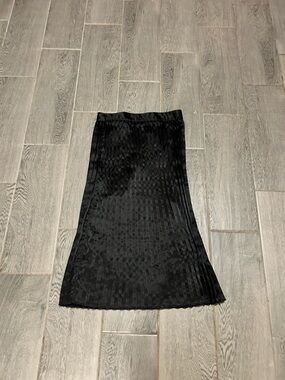 PrettyLittleThing Black pleated  Midi Skirt - US size 6